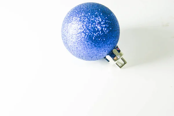 Bola azul brilhante para decorar a árvore de Natal — Fotografia de Stock