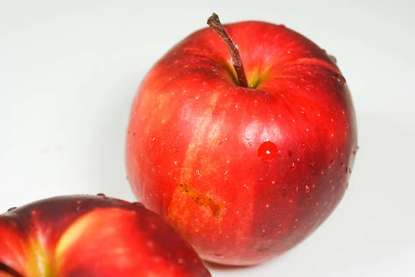 Pommes rouges juteuses fraîches sur une table blanche — Photo