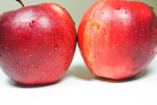Beyaz bir tablo taze sulu kırmızı elmalar — Stok fotoğraf