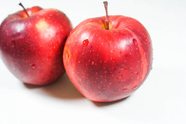 Svěží šťavnatá jablka červená na bílém stole — Stock fotografie