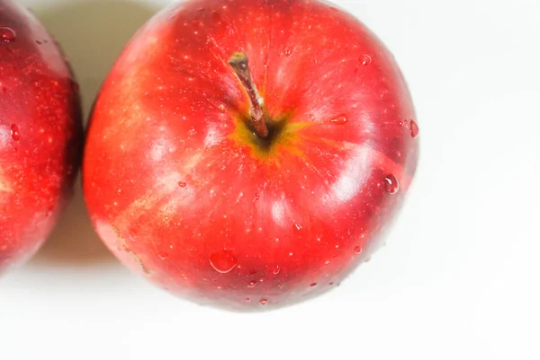 Pommes rouges juteuses fraîches sur une table blanche — Photo