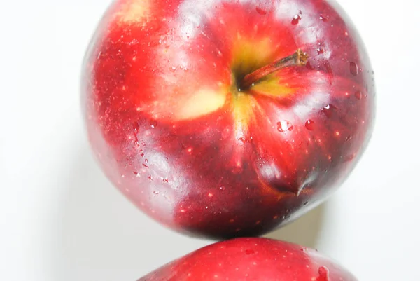 Świeże, soczyste jabłka czerwone na stół biały — Zdjęcie stockowe