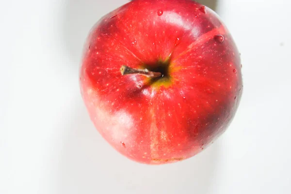 Manzanas rojas jugosas frescas en una mesa blanca — Foto de Stock