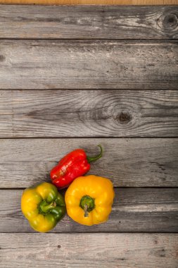 ahşap masa üstünde biber