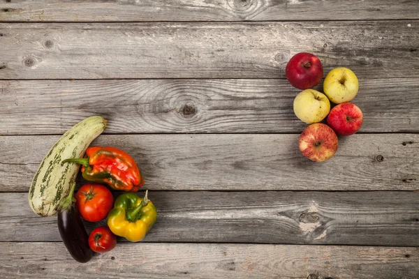 légumes sur la table en bois