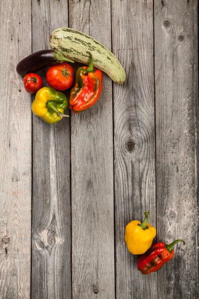 Grönsaker på bord av trä — Stockfoto