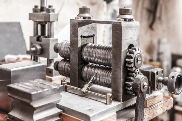 Walzpresse in Juwelierwerkstatt — Stockfoto