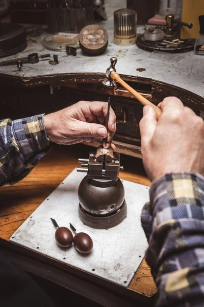 Juwelier macht Kreuz — Stockfoto