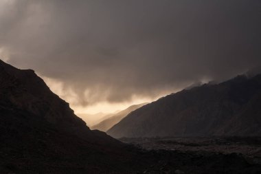 Dağlarda güzel gün batımı