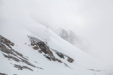 Bulutlu dağ manzarası