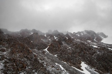 Bulutlu dağ manzarası