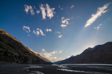 Dağlarda güzel gün batımı