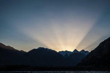 dağlarda güzel gündoğumu