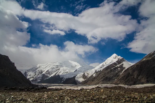 Landschaft mit Gletscher und Bergen — Stockfoto