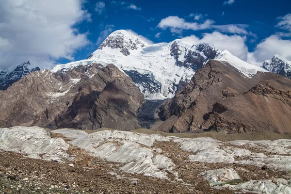 Landschap met gletsjers en bergen — Stockfoto