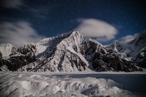 Vista nocturna del pico de nieve — Foto de Stock