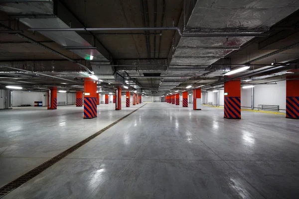 Empty undergorund parking — Stock Photo, Image