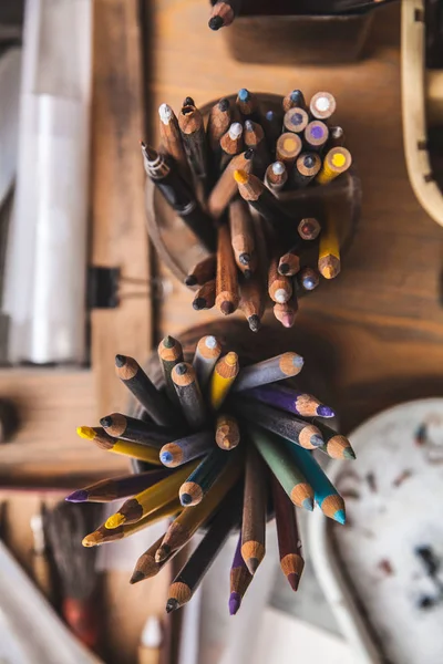 Sanatçılar işyerinde renkli kalemler — Stok fotoğraf