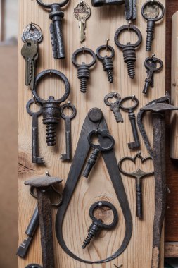 Ahşap duvar eski anahtarları