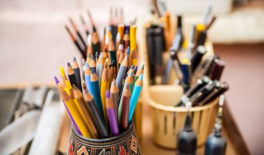 Grafik sanatçısının worplace renkli ahşap boya kalemleri