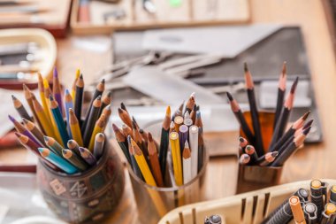 Grafik sanatçısının worplace renkli ahşap boya kalemleri