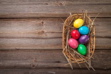 Ahşap arka planda paskalya yumurtaları