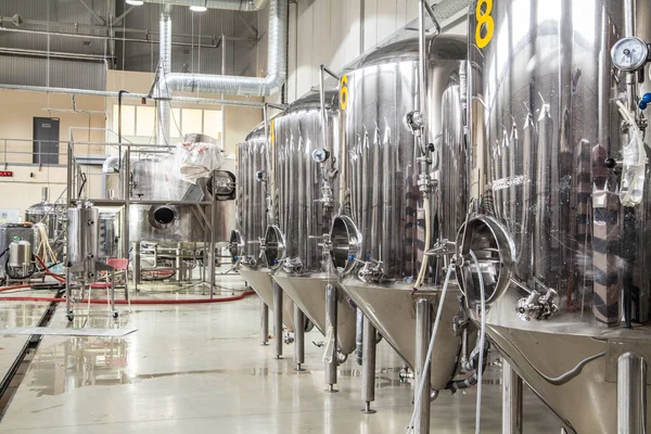 Cervecería moderna con tanques de acero inoxidable —  Fotos de Stock