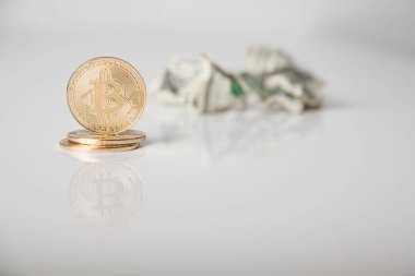 Altın bitcoins ve buruşuk dolar