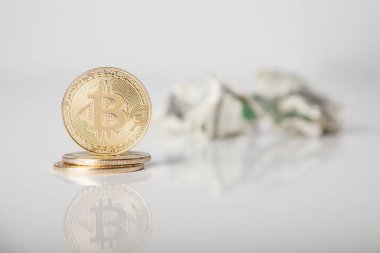 Altın bitcoins ve buruşuk dolar
