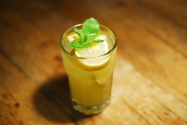 Soğuk kokteyl meyvelerden yapılmış