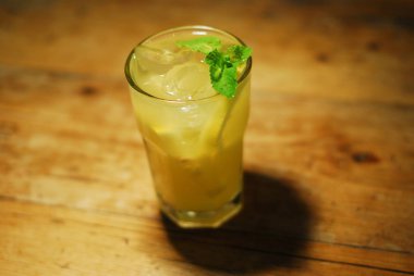 Soğuk kokteyl meyvelerden yapılmış