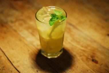 Soğuk kokteyl meyvelerden yapılmış