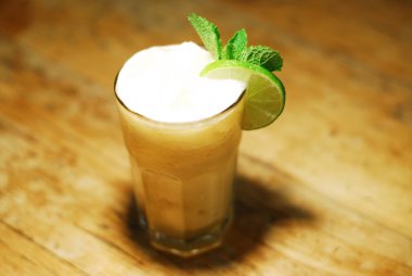 Soğuk kokteyl meyvelerden yapılmış