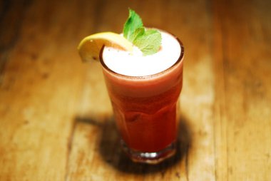 Soğuk kokteyl meyvelerden yapılmış