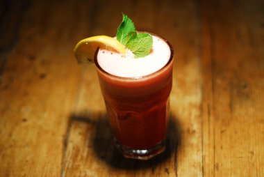 Soğuk kokteyl meyvelerden yapılmış