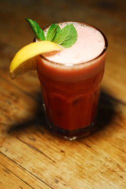 Soğuk kokteyl meyvelerden yapılmış