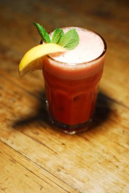 Soğuk kokteyl meyvelerden yapılmış