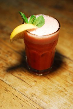 Soğuk kokteyl meyvelerden yapılmış