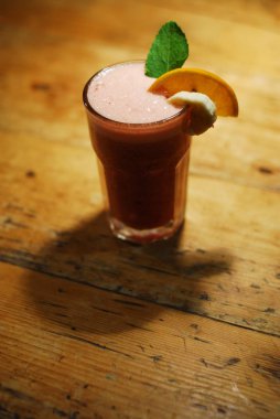 Soğuk kokteyl meyvelerden yapılmış