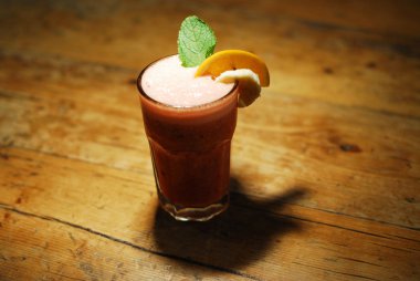 Soğuk kokteyl meyvelerden yapılmış