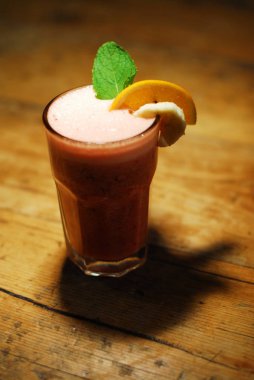 Soğuk kokteyl meyvelerden yapılmış