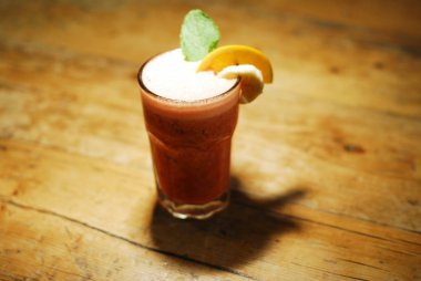 Soğuk kokteyl meyvelerden yapılmış