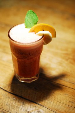 Soğuk kokteyl meyvelerden yapılmış