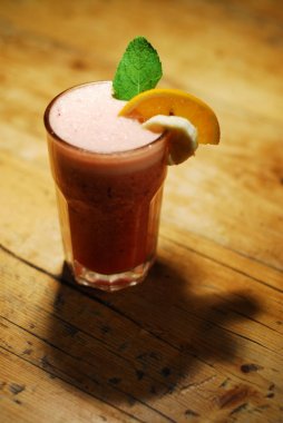 Soğuk kokteyl meyvelerden yapılmış