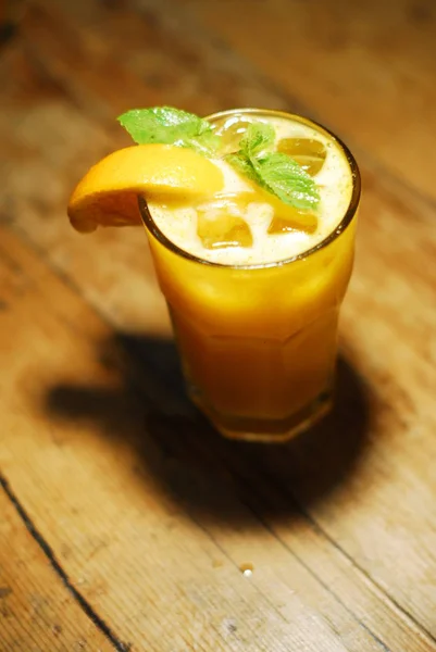 Soğuk kokteyl meyvelerden yapılmış