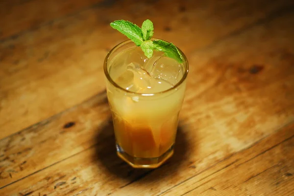 Koude cocktail gemaakt van fruit — Stockfoto