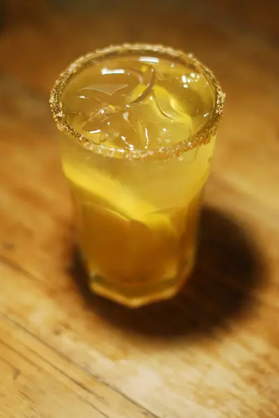 Cocktail frio feito de frutas — Fotografia de Stock