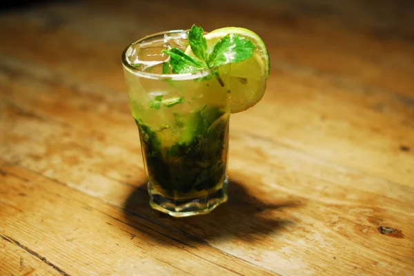 Kall cocktail gjord av frukt — Stockfoto