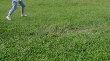 Kız köpekle oynuyor.