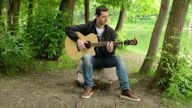 Parkta gitar çalmak